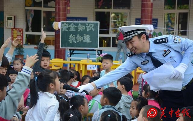 安康高速交警为幼儿园孩子“送安全”