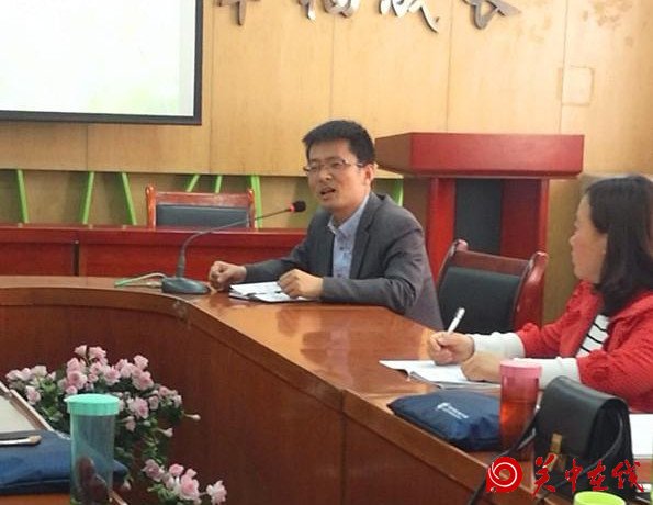 书香溢满校园 心灵徜徉书海