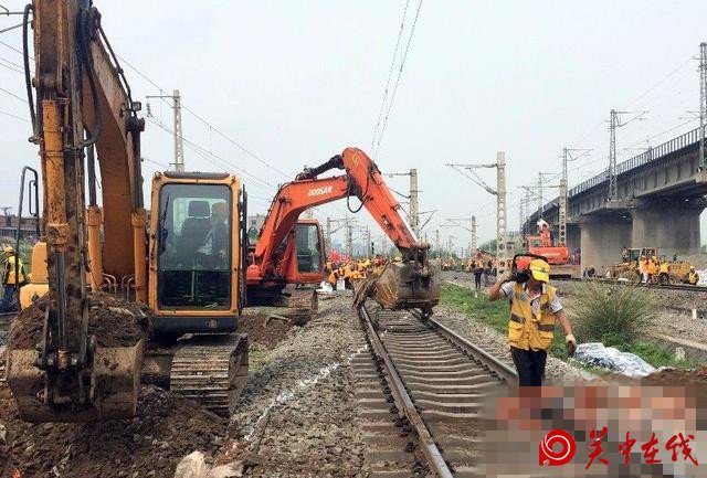 3000铁路职工奋战8小时 安康铁路枢纽线路改造收关