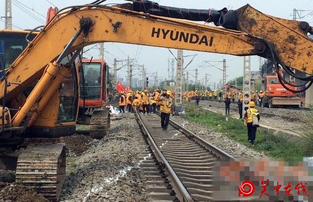 3000铁路职工奋战8小时 安康铁路枢纽线路改造收关