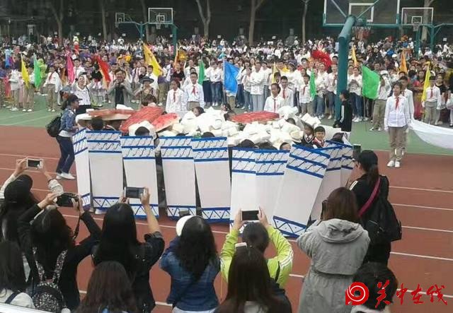 临潼的一所小学运动会开幕式具有浓浓的秦风唐韵，异彩纷呈！