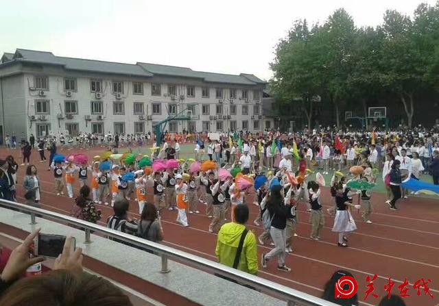 临潼的一所小学运动会开幕式具有浓浓的秦风唐韵，异彩纷呈！