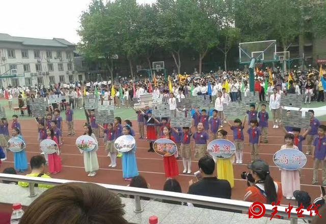 临潼的一所小学运动会开幕式具有浓浓的秦风唐韵，异彩纷呈！