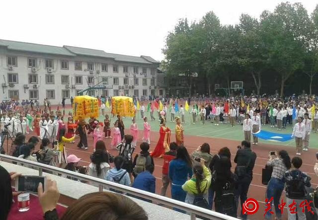 临潼的一所小学运动会开幕式具有浓浓的秦风唐韵，异彩纷呈！
