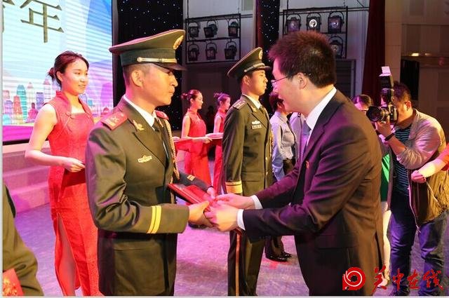 武警渭南市支队李琳、李长飞荣膺“渭南好青年”荣誉称号