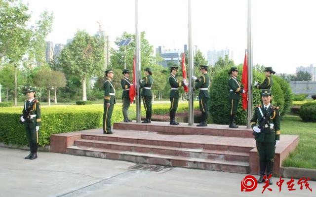 渭南师院举行纪念“五四”运动98周年、建团95周年升旗活动