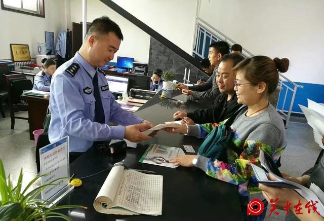 蒲城交警车管所“五个一”措施服务车驾管群众