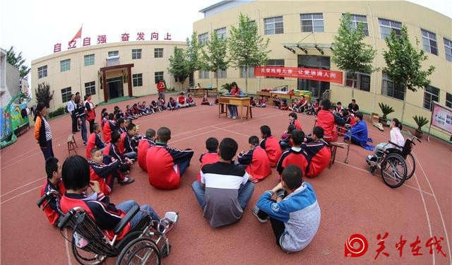 渭南市红十字会联合大学生党员志愿者为智障学生送欢乐