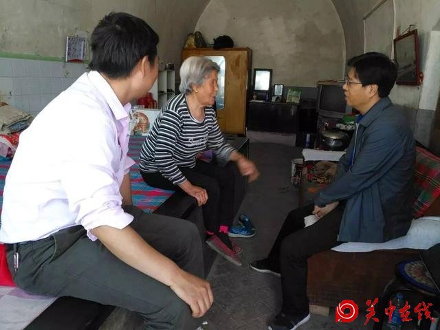县委常委、宣传部长李光泽走访看望后焉村帮扶贫困户