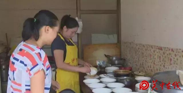 西安游客大意失包 镇安店主拾金不昧