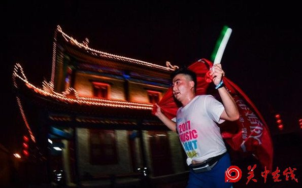 3000名跑步爱好者“夜跑”西安城墙