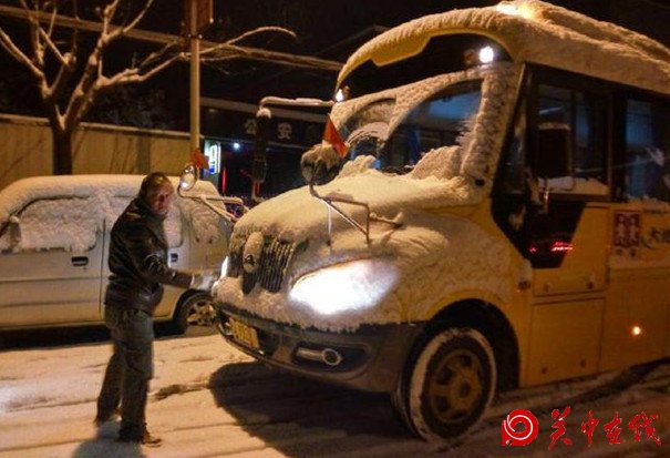 西安大雪 上班族纷纷迟到 老板说今天迟到很正常