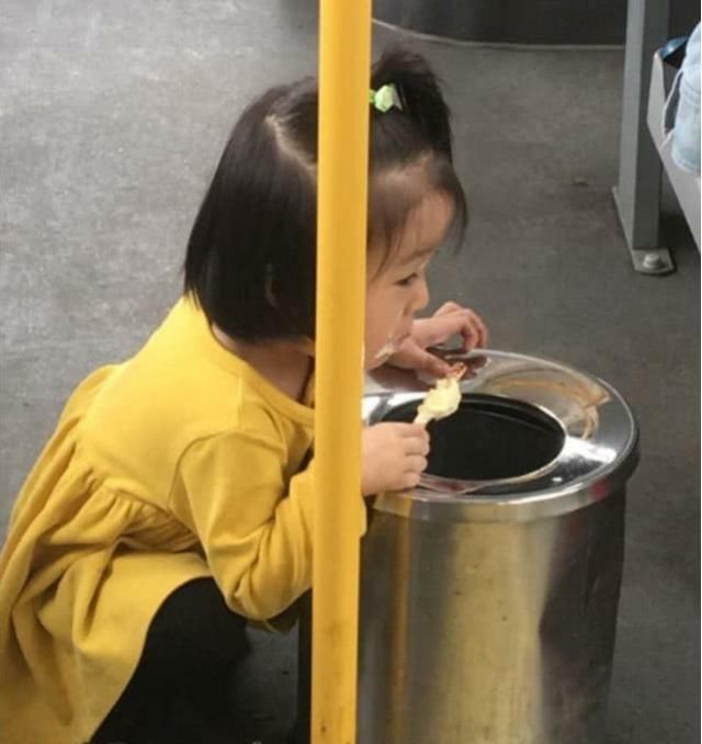 【关中在线】公交车上两岁小女孩因一个举动走红，网友说:这才叫“炫富”!