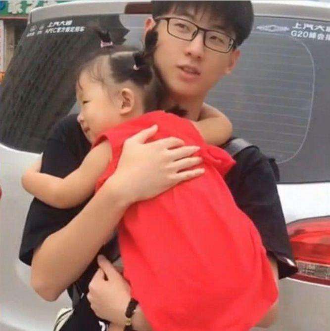 【关中在线】兄妹两人相差18岁, 妹妹看到哥哥搂住不撒手, 网友: 羡慕啊!
