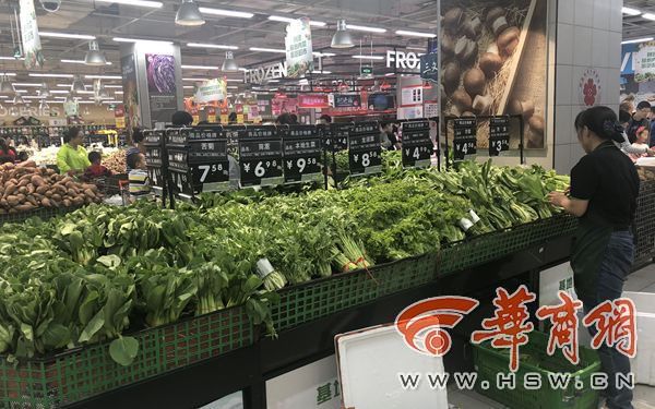 【关中在线】西安菜价持续上涨香菜20多一斤 市民:涮火锅还是买点肉算了