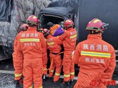 延西高速一液化气槽车侧翻 消防交警路政联手救