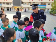 国旗迎风飘扬 我们践行忠诚
