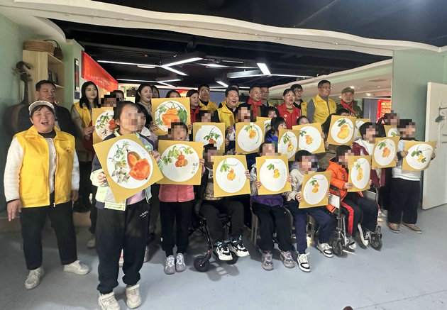 水墨点亮“星”光---西安市雁塔区美术家协会与障碍儿童共绘“