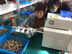 陕西合阳县：家门口建起电子厂，村民端起“新饭碗”