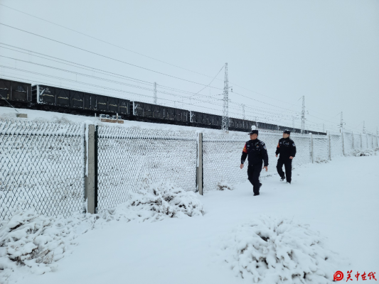 “风雪中的护航者”乌审旗南站派出所组织开展线路隐患大排查