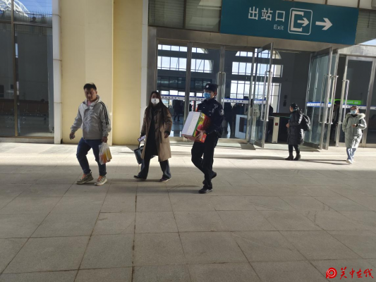 学雷锋精神 展铁警风采