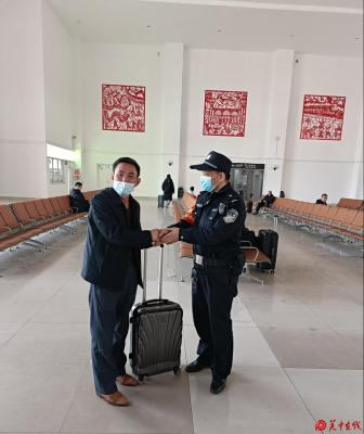 为旅客平安出行 铁警在行动