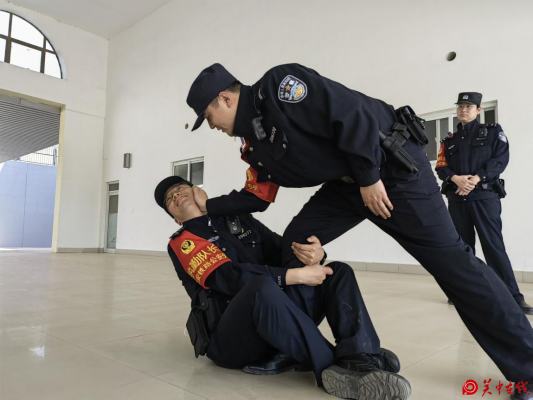 靖边铁警开展春训大练兵